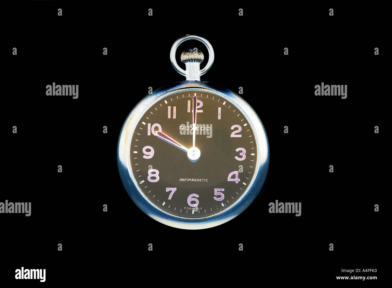 Pocketwatch a ore 10 contro uno sfondo nero. Foto Stock
