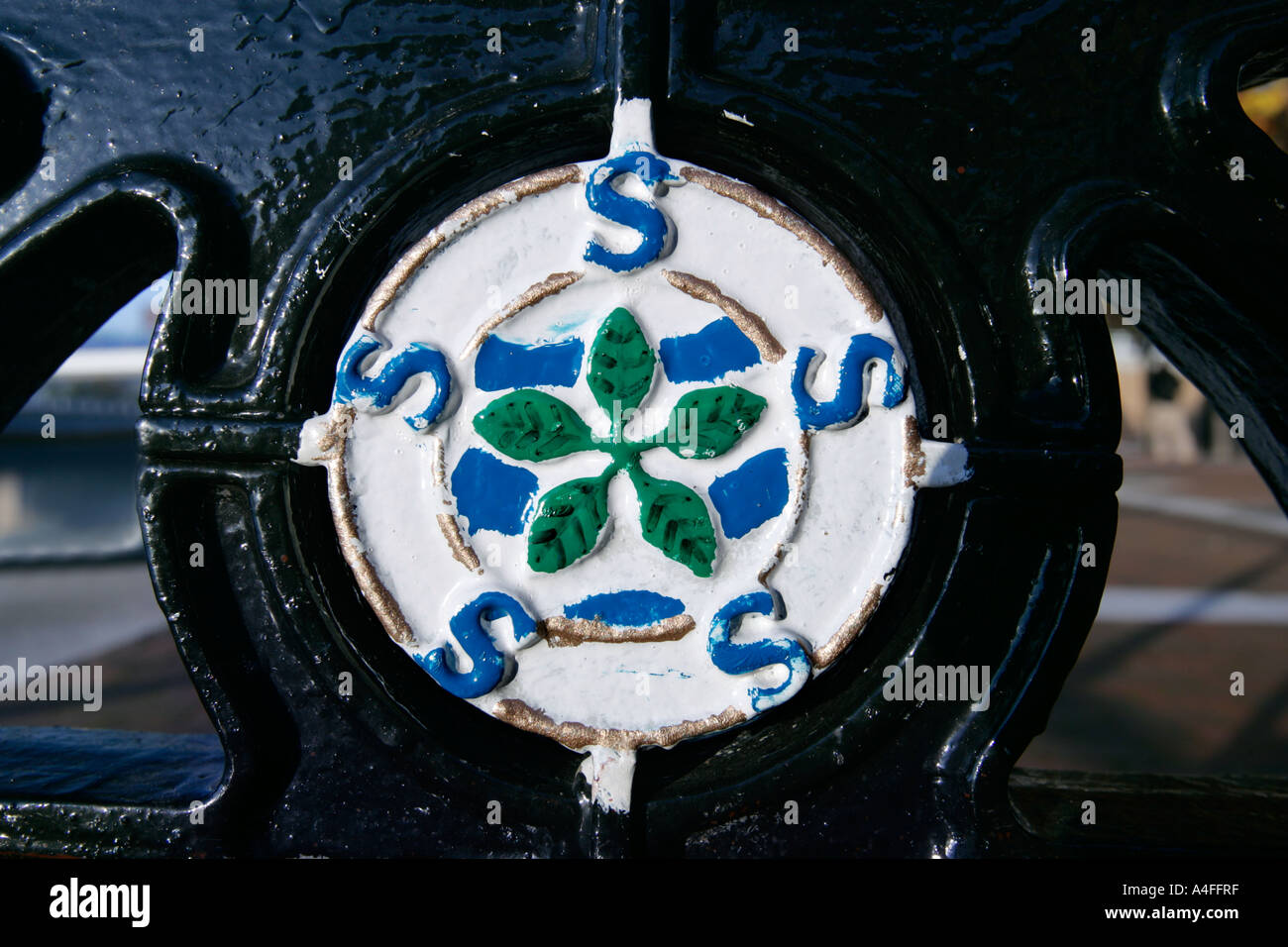 Emblema di rose su un banco di lavoro,Salford Quays, Manchester, Regno Unito Foto Stock