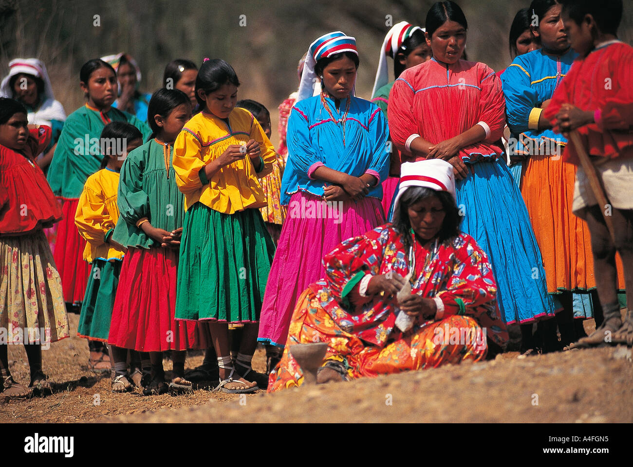 Tarahumara Sciamano donna indiana purificare le persone dalle forze del male, Sierra Madre Mountains, Stato di Chihuahua, Messico. Foto Stock