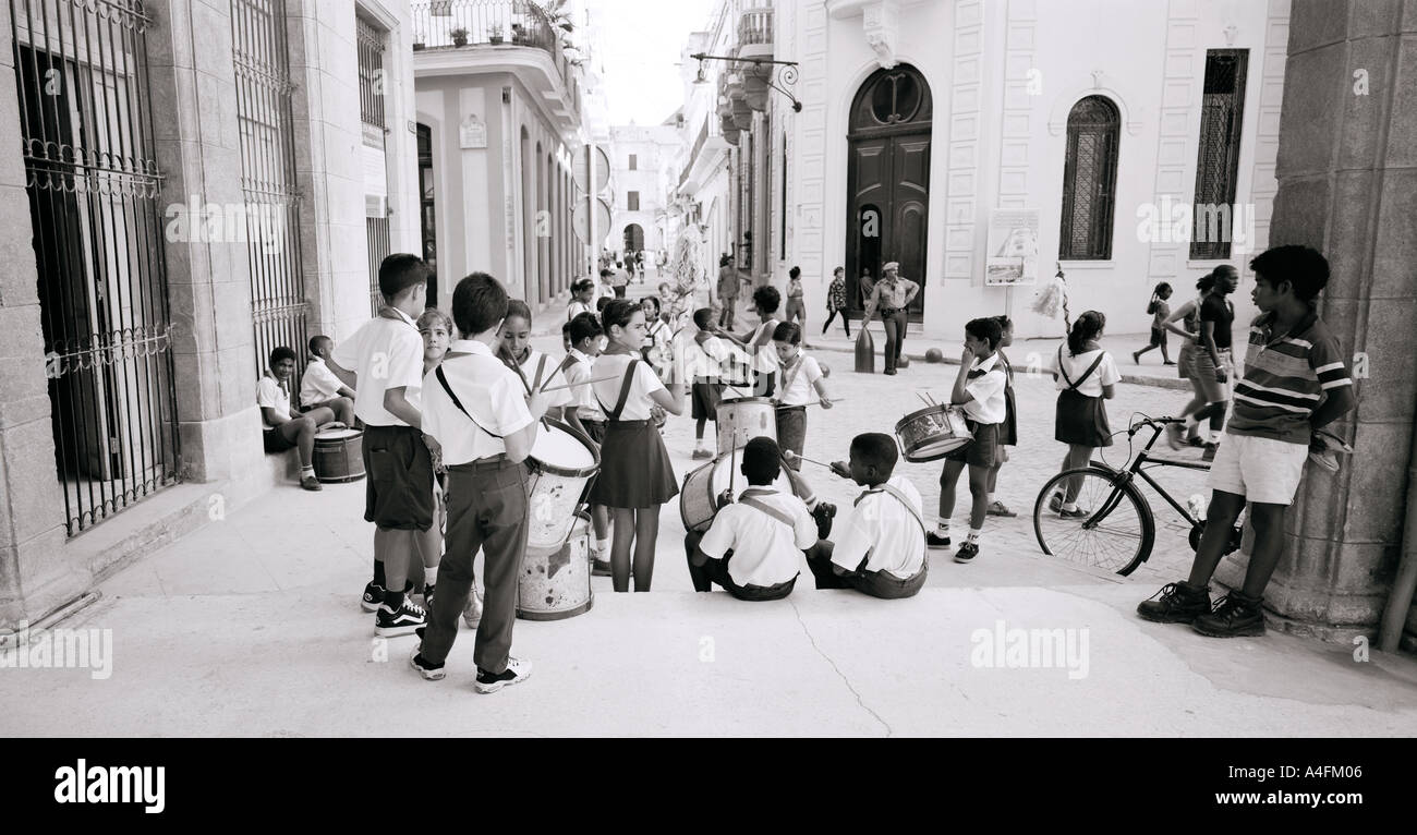 Fotografia di viaggio - Bambino musicista in Havana a Cuba nel Centro America Latina. Bambini infanzia persone Musica Cultura Reportage Fotogiornalismo Foto Stock