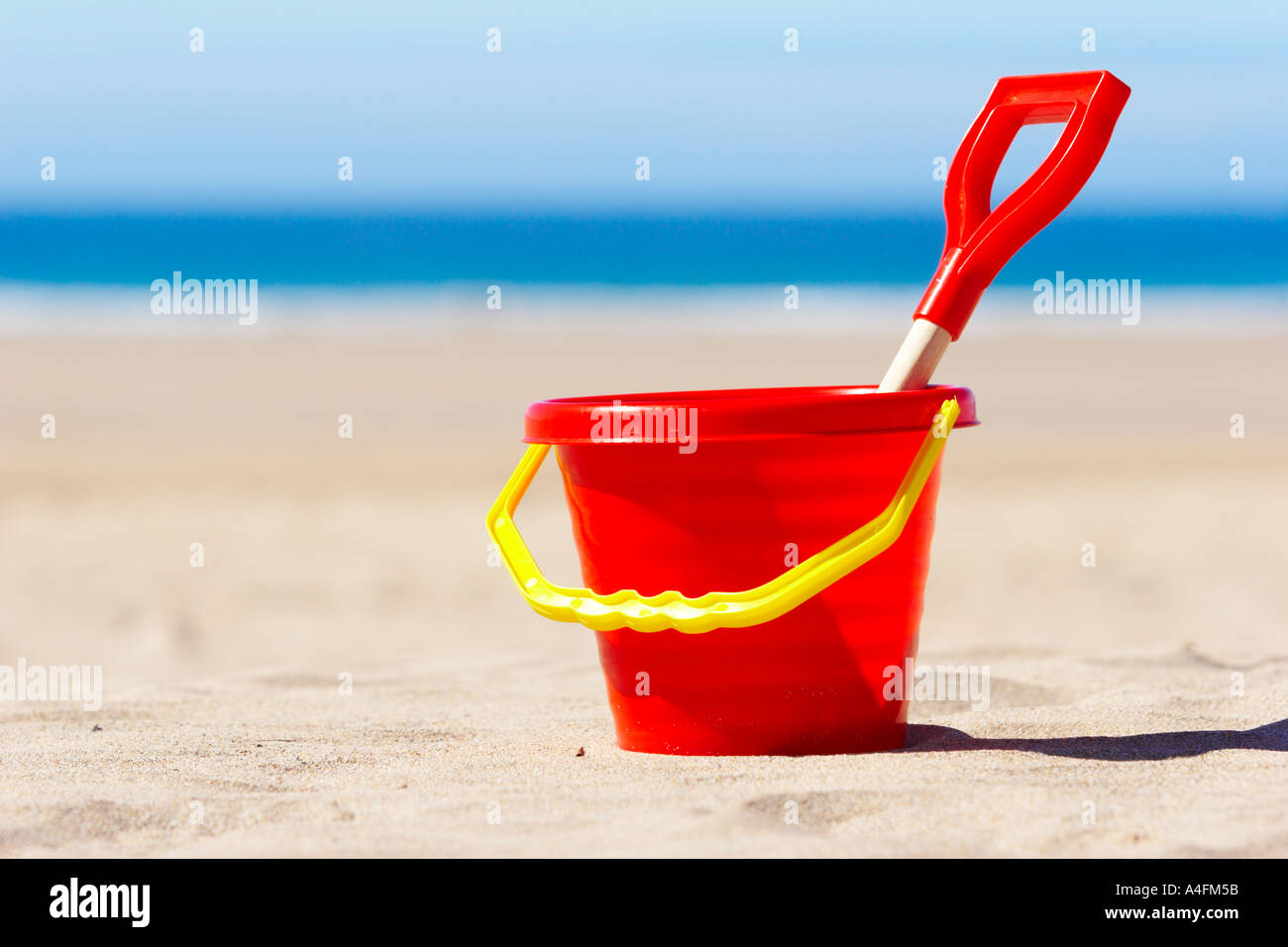 Benna di rosso e vanga sulla spiaggia vacanza vacanze Concept Foto Stock