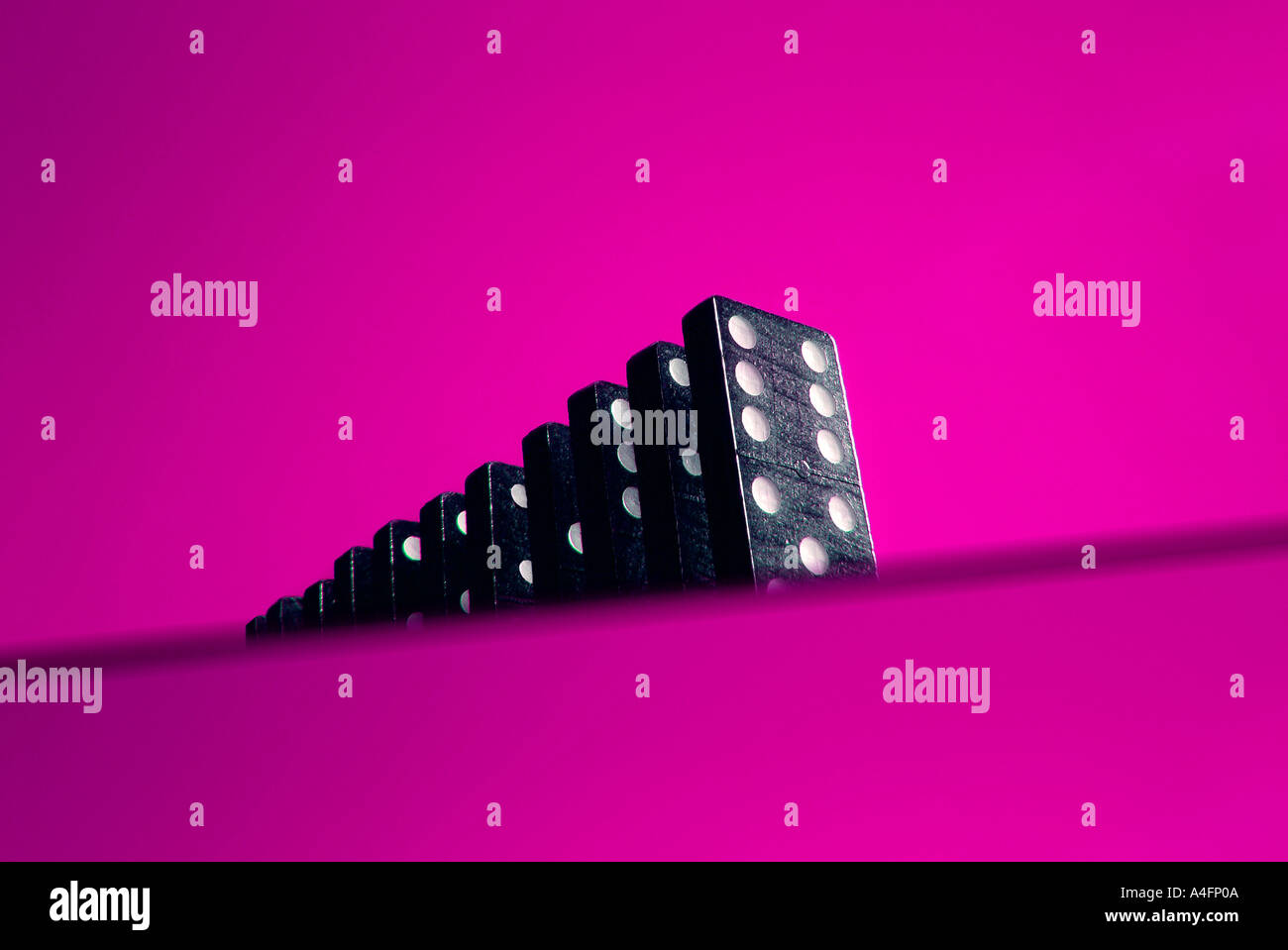 Domino in una fila Dominosteine in einer Reihe Foto Stock