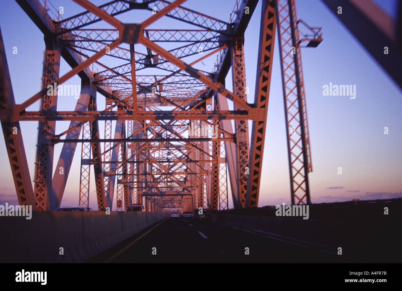 Stati Uniti d'America red ponte metallico alla luce del tramonto Foto Stock