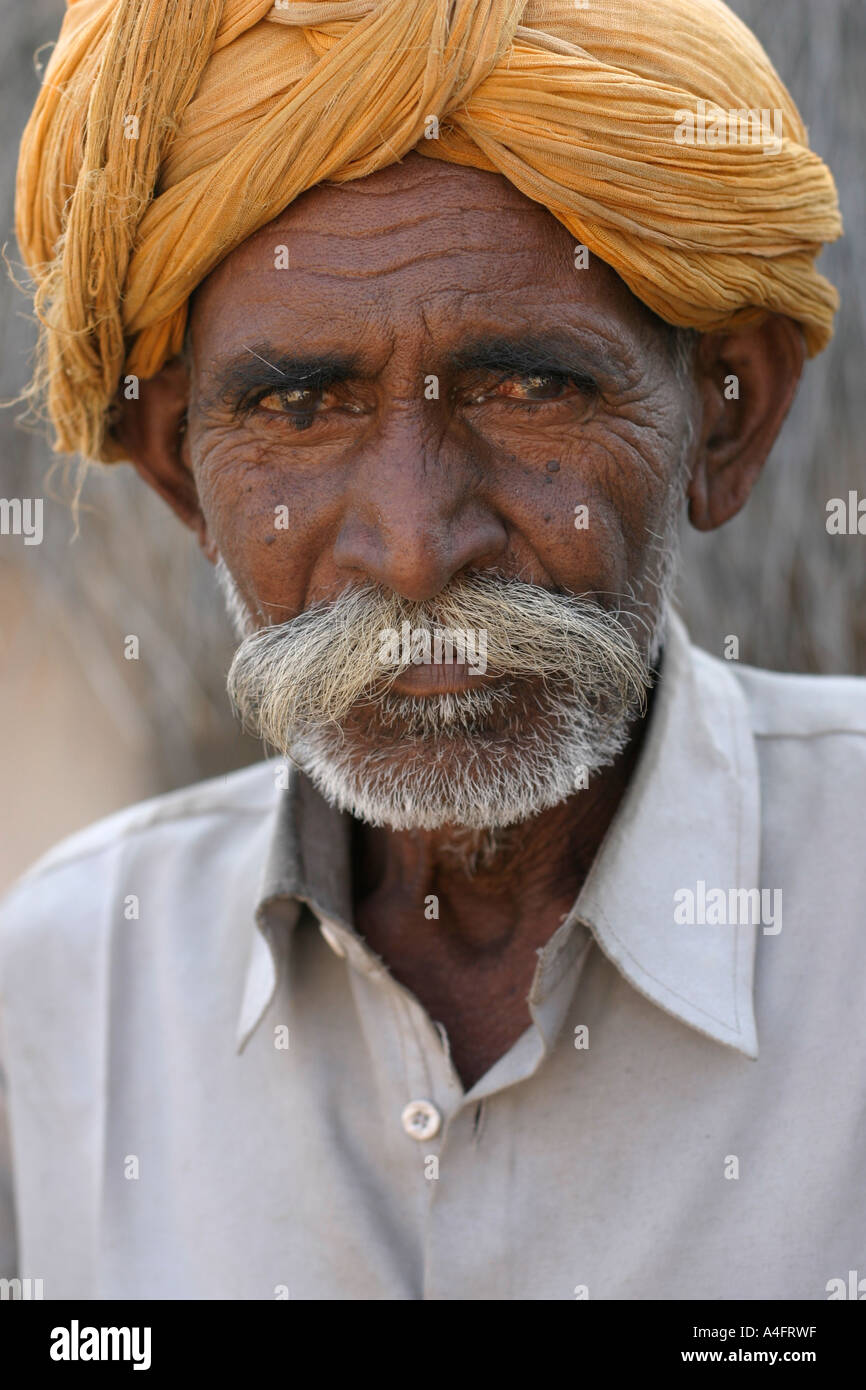 Turbanned abitante nel deserto vicino a Bikaner Rajasthan in India Foto Stock