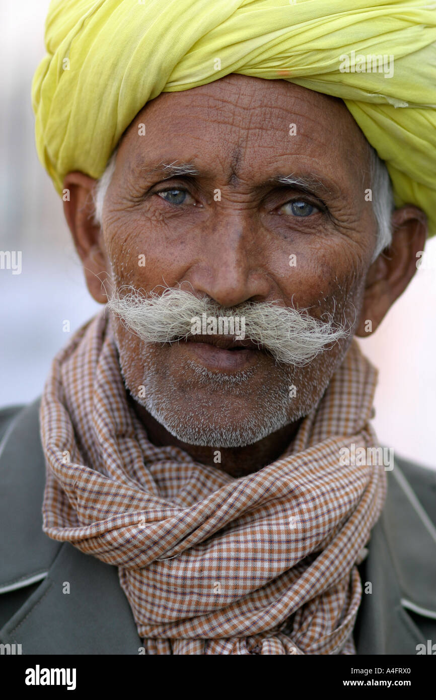 Turbanned abitante nel deserto vicino a Bikaner Rajasthan in India Foto Stock
