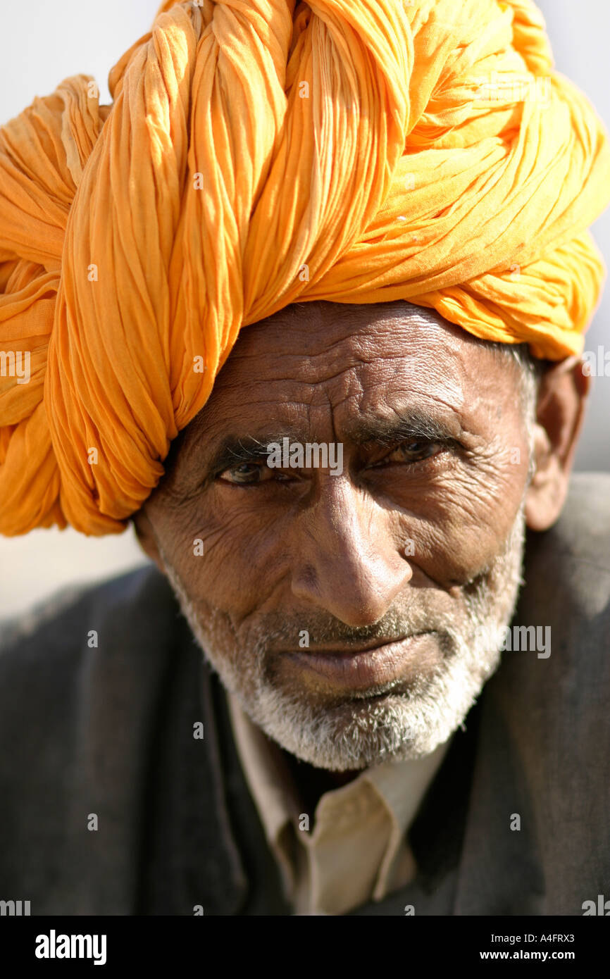 Turbanned abitante nel deserto vicino a Bikaner Rajasthan in India Foto Stock