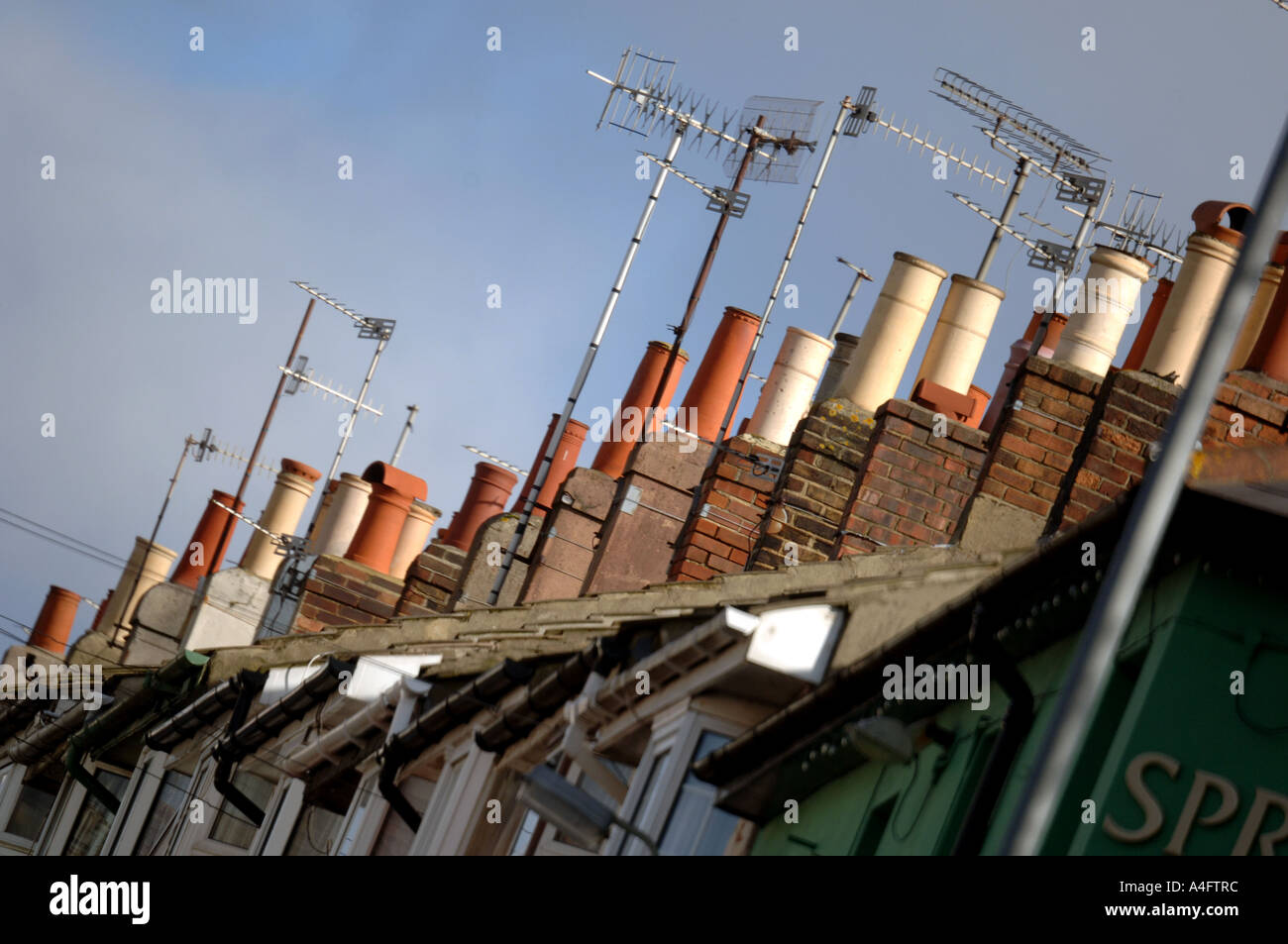 Un roofscape in una tranquilla a schiera vittoriana back street nella città di Brighton e Hove, Sussex. Foto Stock