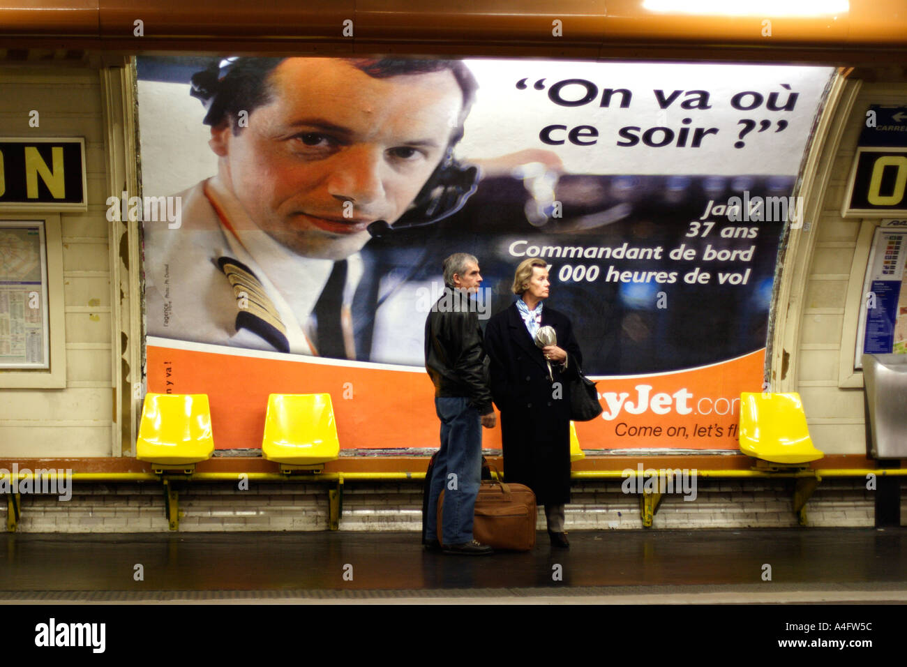 Francia Paris cartelloni pubblicitari a basso costo delle compagnie aeree a l'Odeon stazione ferroviaria Foto Stock