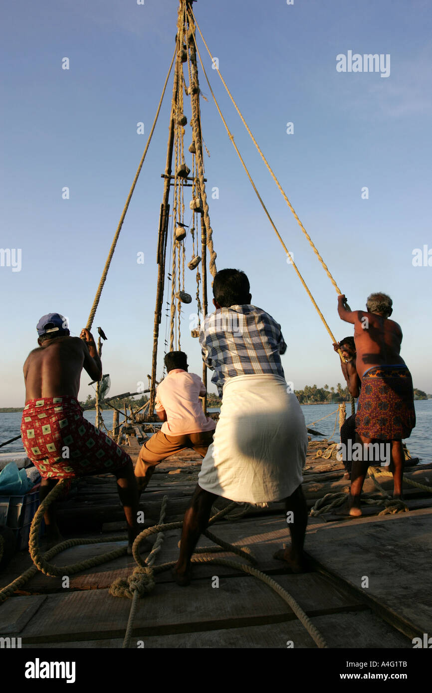 IND India Kerala, Cochin : Cinese reti da pesca sulla spiaggia di Fort Cochin Foto Stock