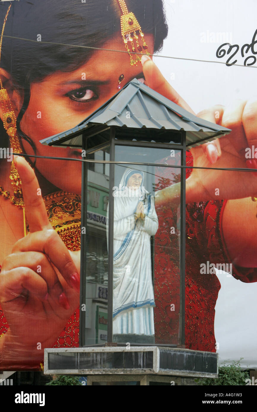 IND India Kerala, Cochin: Ernakulum, la parte moderna della città gemella Cochin-Ernakulum. Madre Teresa statua e moderna billboard Foto Stock