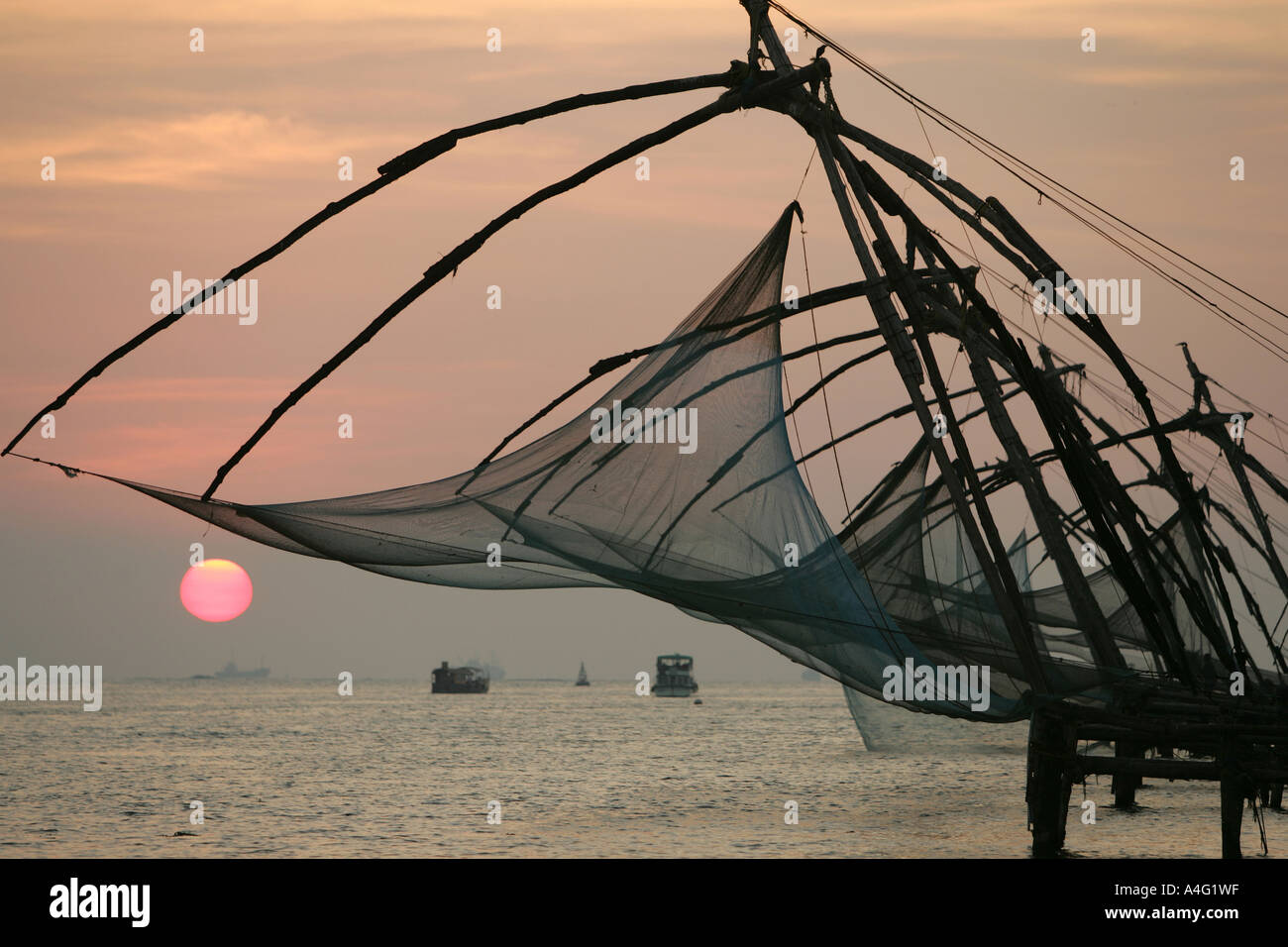 IND India Kerala, Cochin : Cinese reti da pesca sulla spiaggia di Fort Cochin Foto Stock