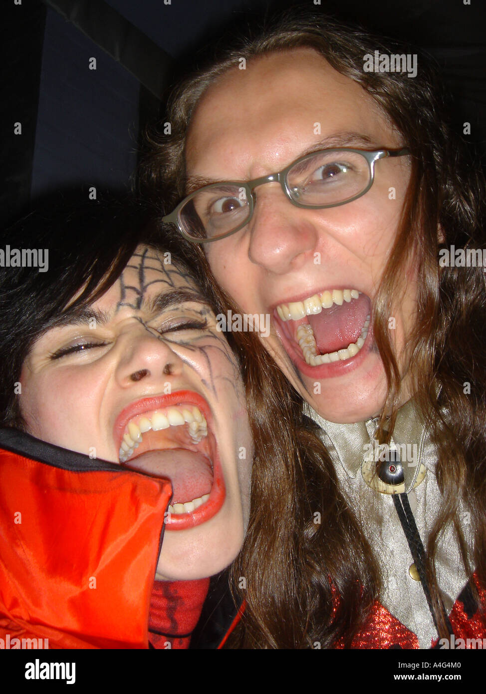 L uomo e la donna vestita come vampiri, festa in costume, Vinohrady di Praga, Repubblica Ceca, Maggio 2005 Foto Stock