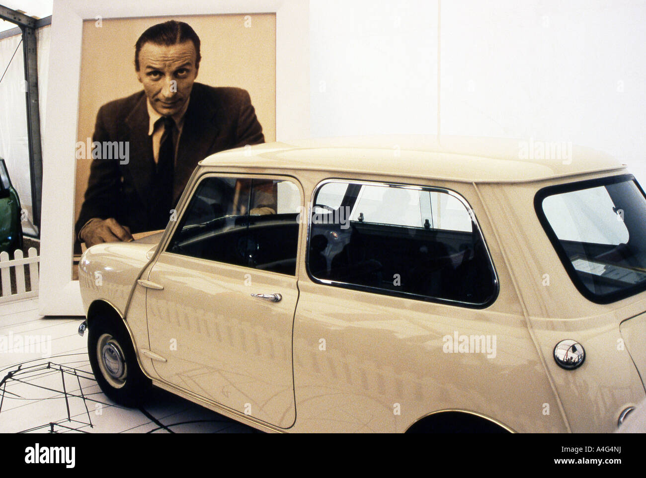 L'ultimo dei tre pre-produzione di Mini berline da 1959 sul display con la grande immagine del progettista, Alec Issigonis. Foto Stock