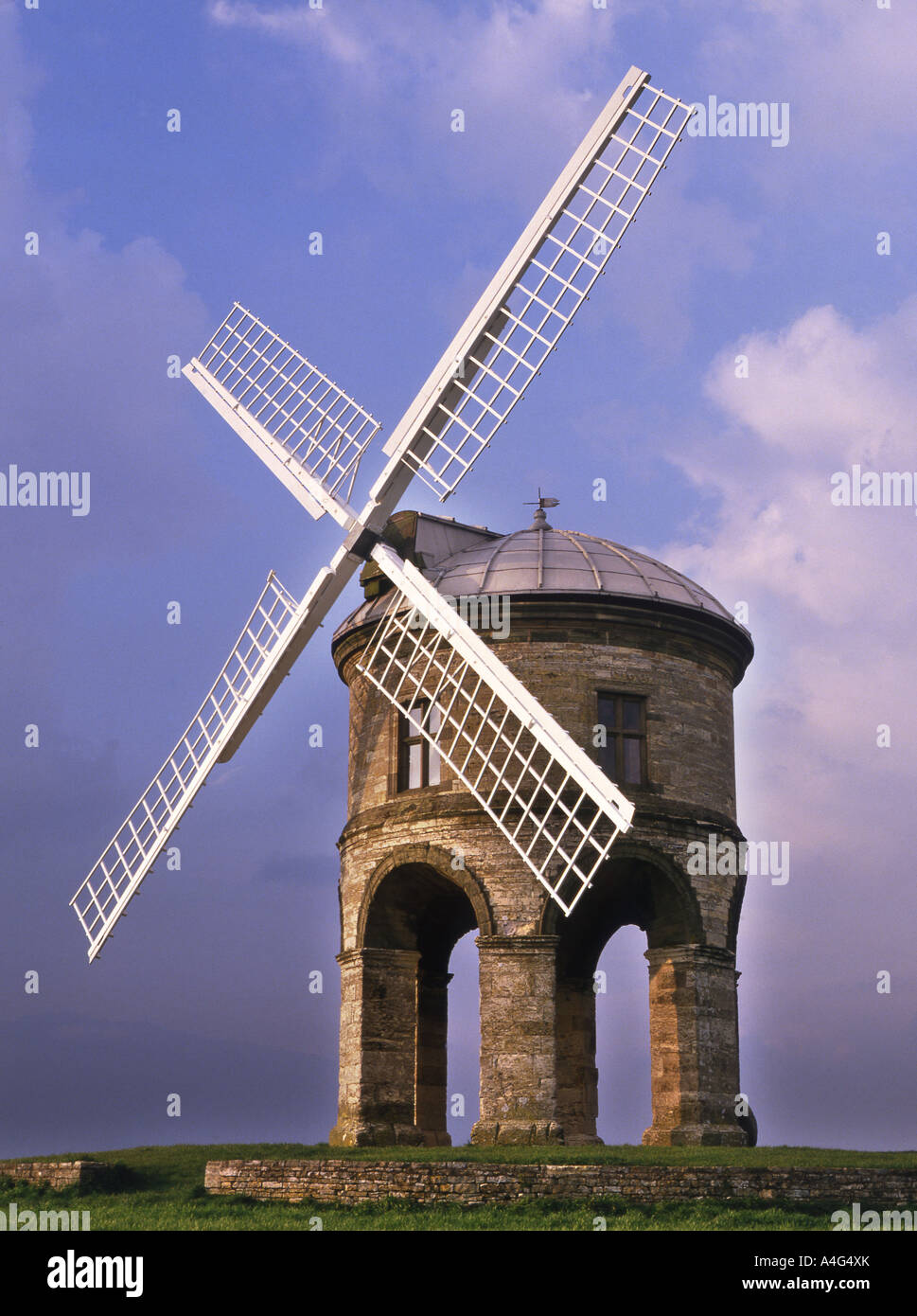 La pietra costruito il mulino a vento a Chesterton nel Warwickshire, Inghilterra. Foto Stock