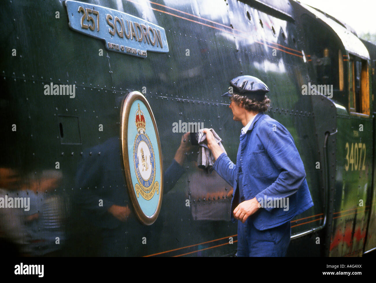 La pulizia di una locomotiva conservati di battaglia della Gran Bretagna classe. Foto Stock