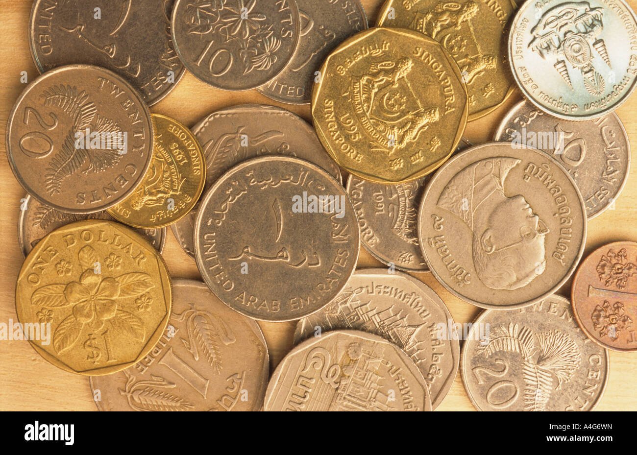 Angolo superiore vista di monete provenienti da vari Paesi Foto Stock