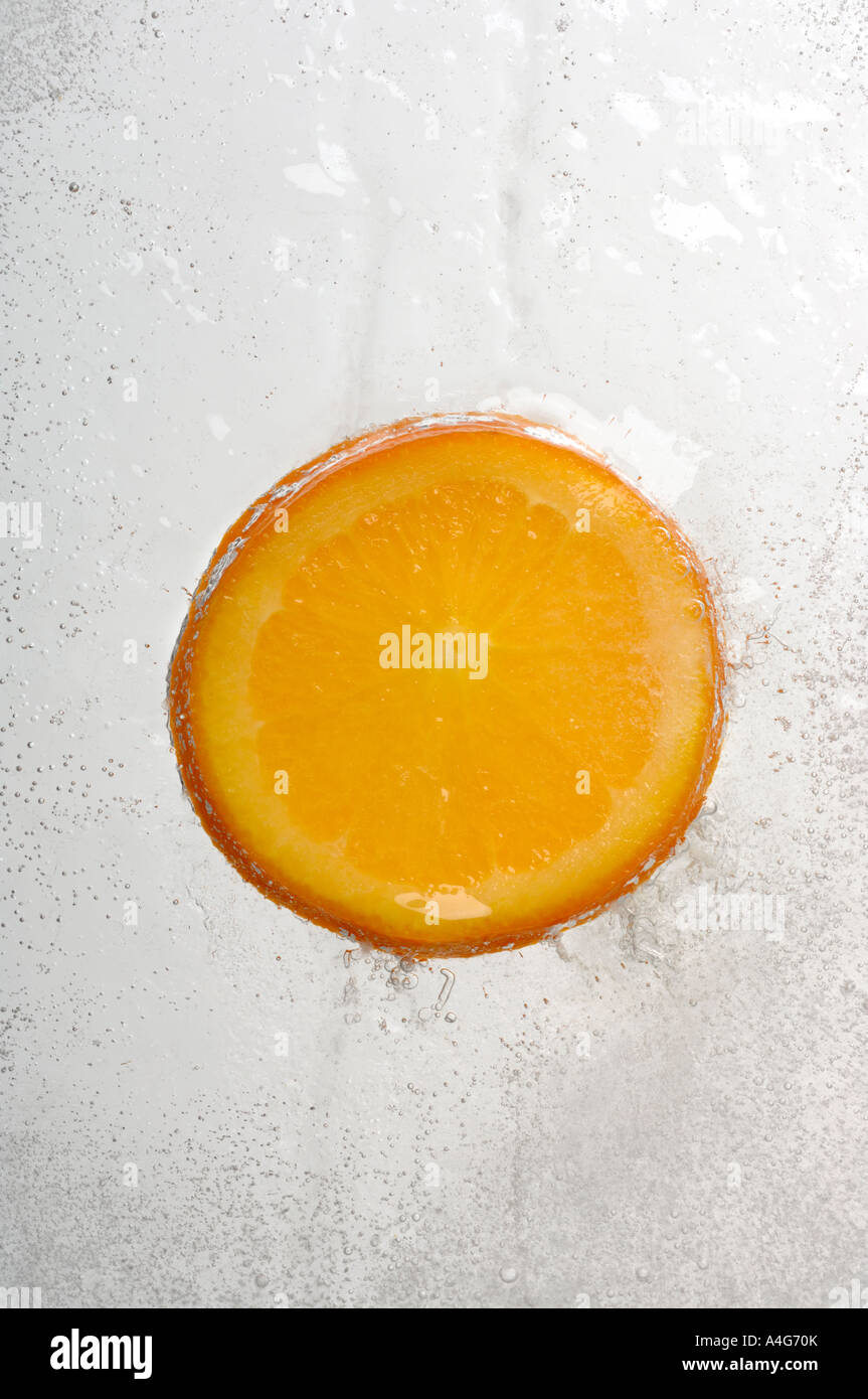 Fetta d'arancia congelati in ghiaccio Foto Stock