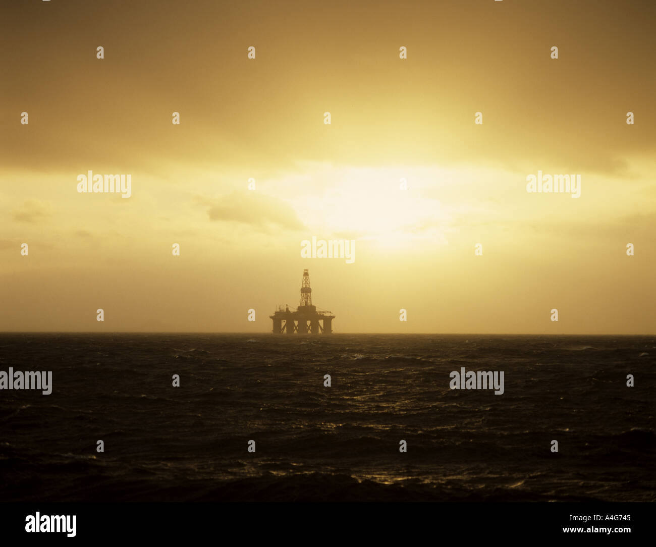 Semi sommergibile Oil Rig sunrise Firth of Forth Scozia Scotland Foto Stock