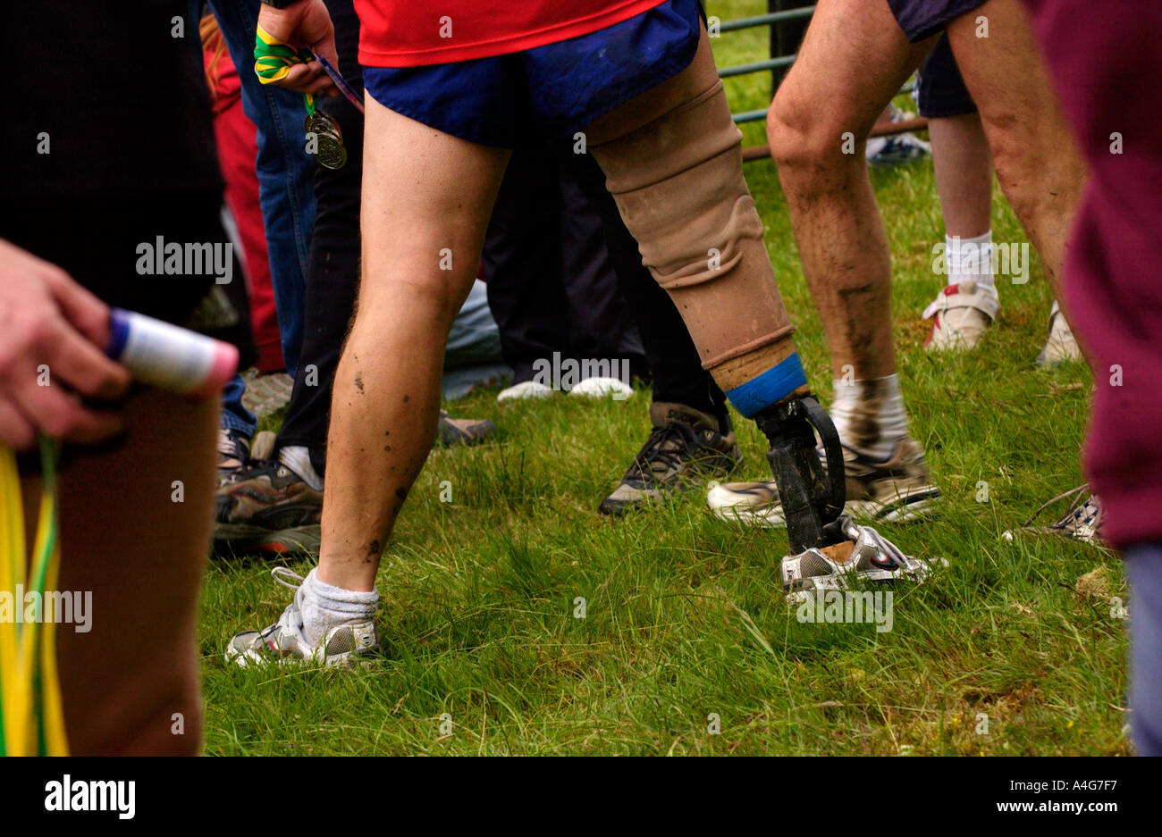 Disabili uno zampe runner che hanno completato l'uomo annuale v corsa di cavalli a Llanwrtyd Wells Powys Mid Wales UK Foto Stock