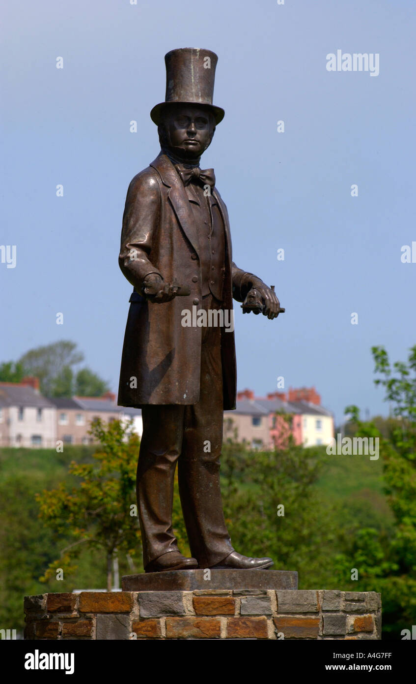Statua di bronzo di ingegnere Vittoriano Isambard Kingdom Brunel a Neyland Pembrokeshire West Wales UK da artista Robert Thomas Foto Stock