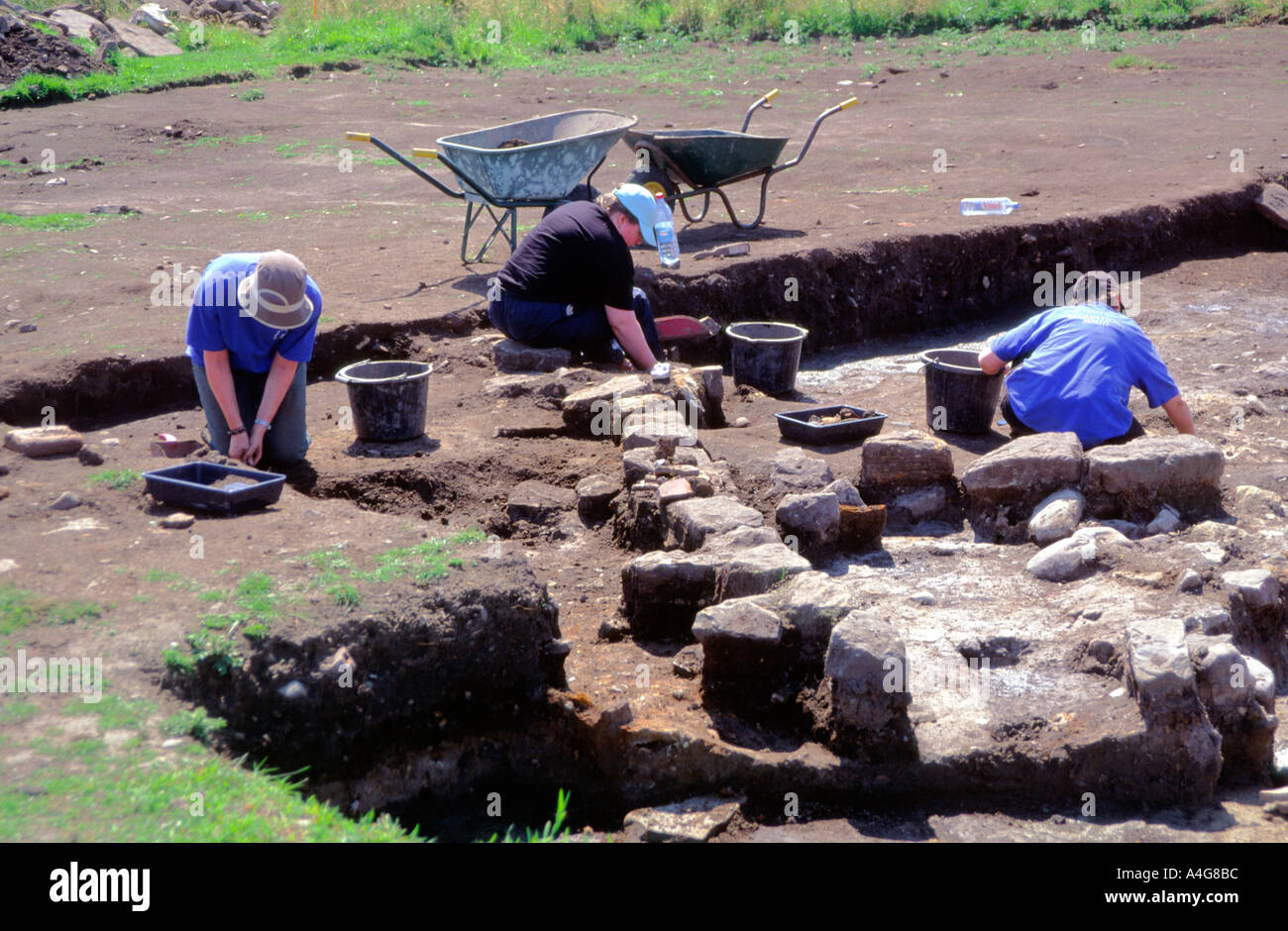 I giovani archeologi scavando Vindolanda Roman Fort Northumberland Foto Stock