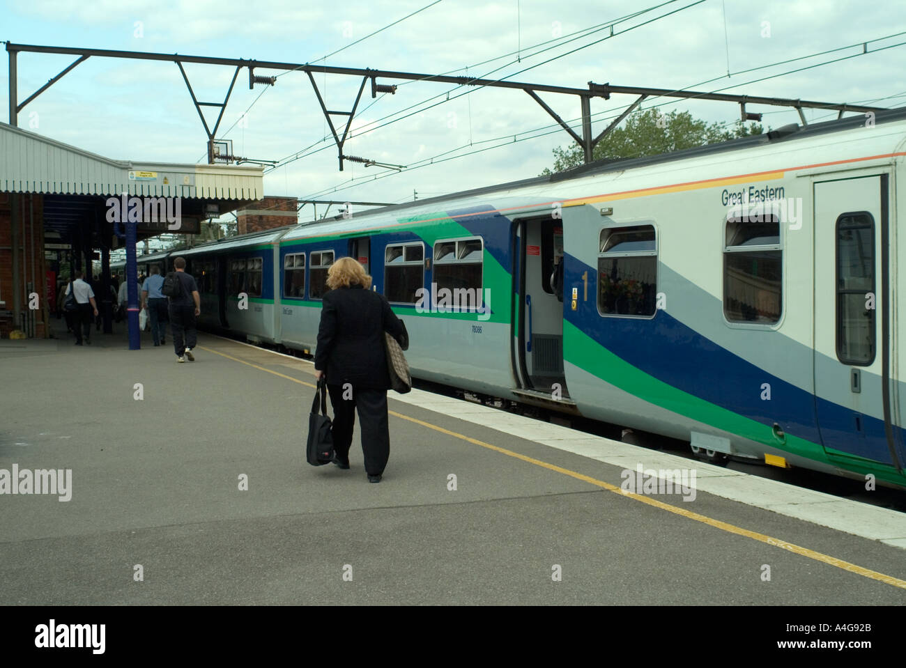 Shenfield stazione ferroviaria piattaforma & pendolari con grande attesa treno orientale Essex England Regno Unito Foto Stock