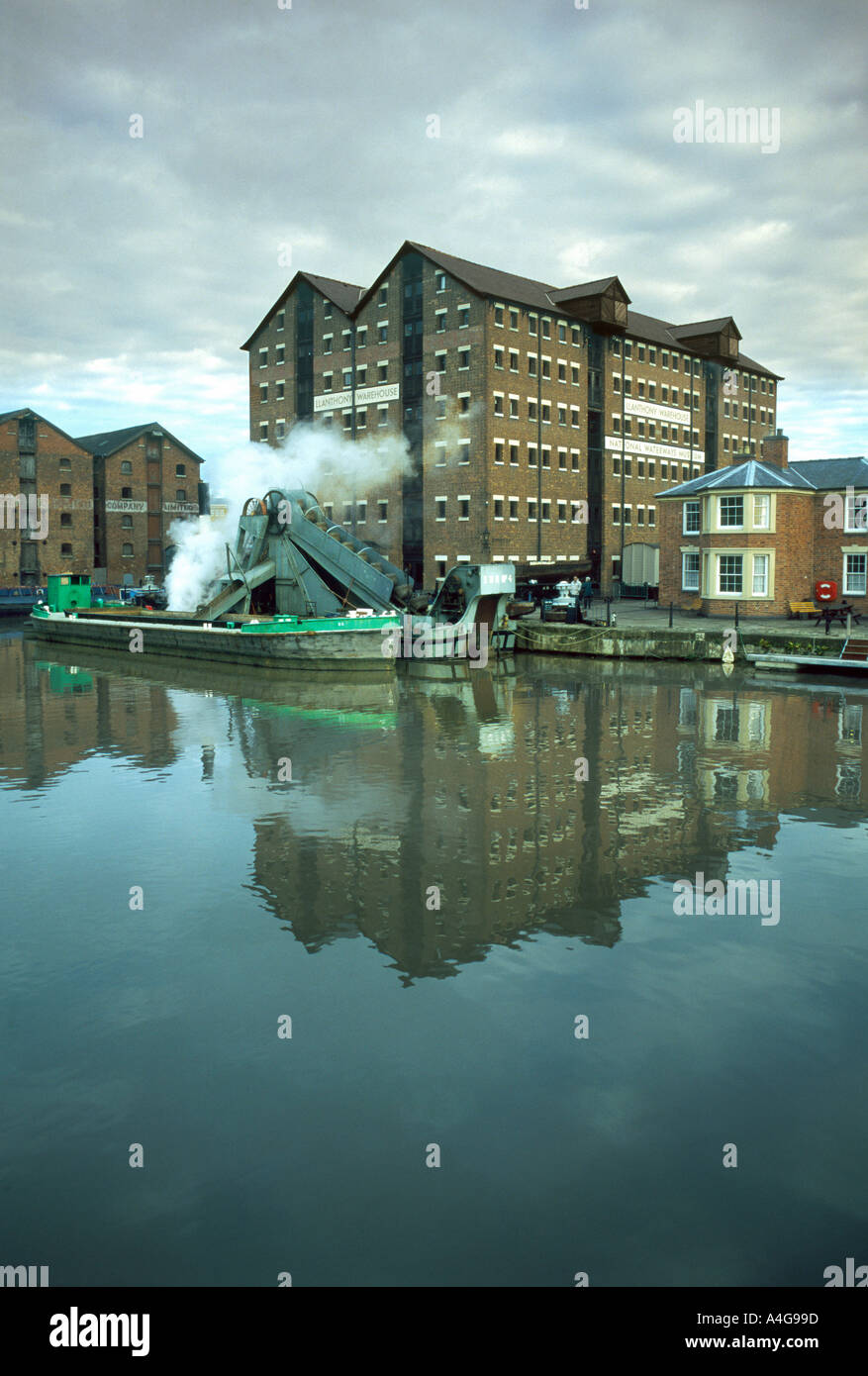Draga a vapore davanti al National Waterways Museum in Gloucester Docks Inghilterra Foto Stock