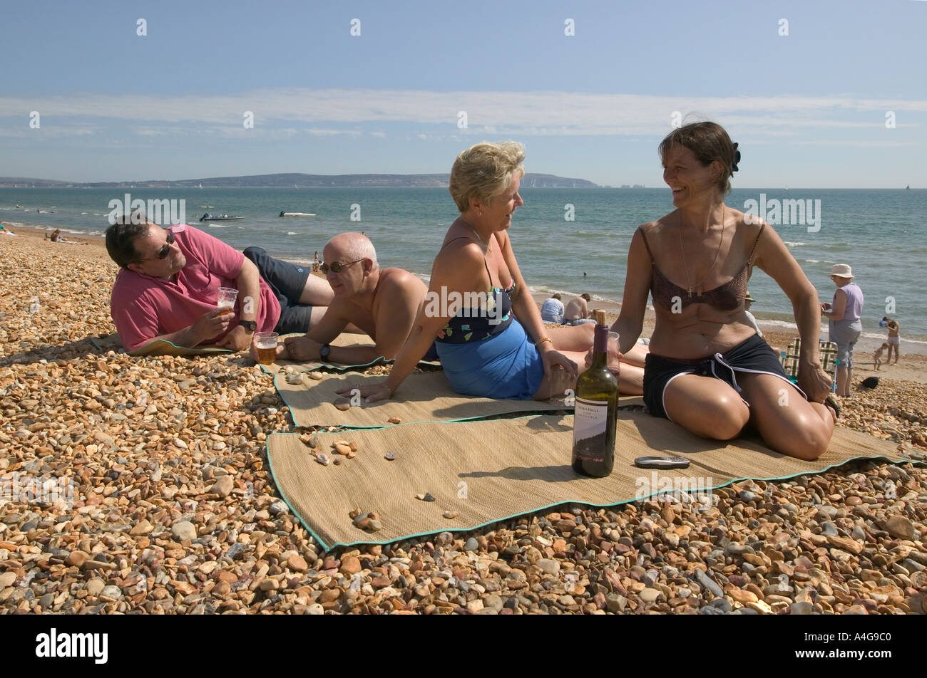 Per coloro che godono di una giornata sulla spiaggia sud dell'inghilterra Foto Stock
