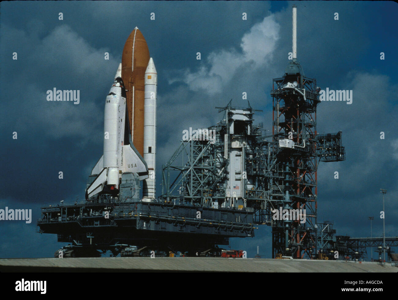 Space Shuttle Columbia rollout a launch pad. Il Centro Spaziale Kennedy Foto Stock