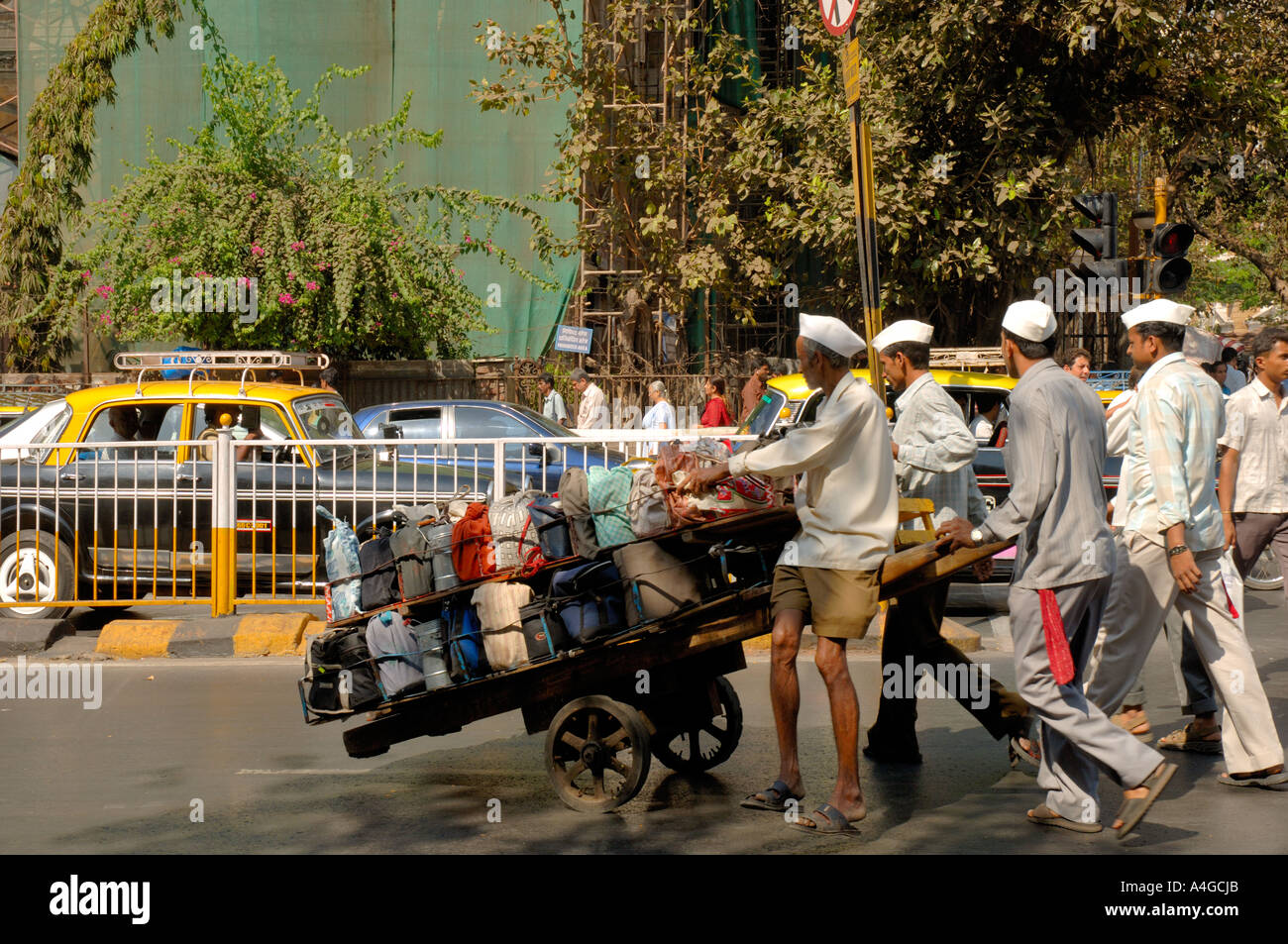 Famoso dabbawallas sulla strada di Mumbai India Maharashtra Foto Stock