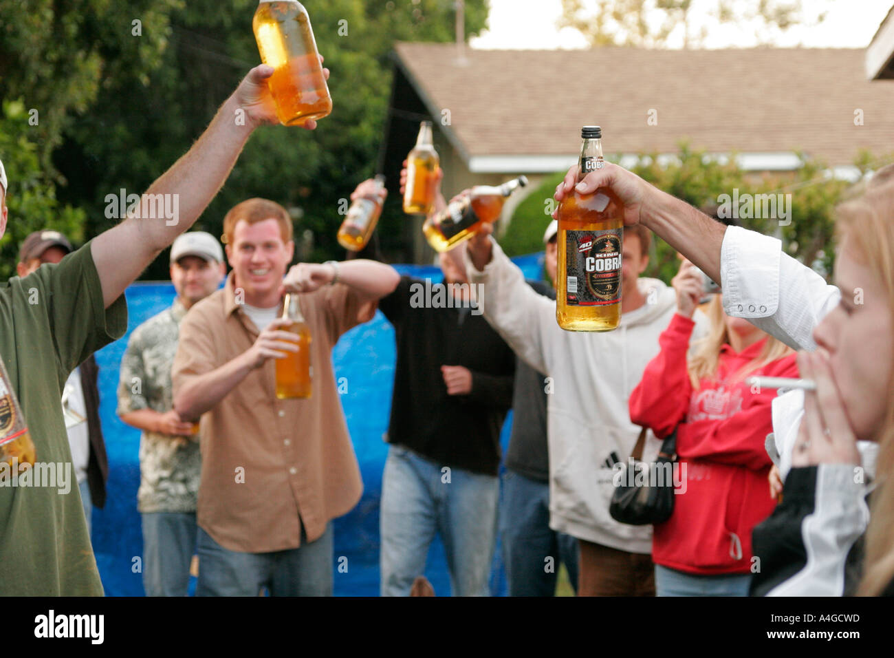 Degli studenti prima di toast 40 oz concorso potabile ad una festa in Isla Vista, California. Foto Stock