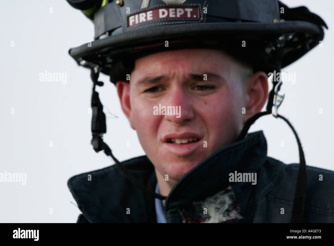 Fire fighter cercando distressed Foto Stock