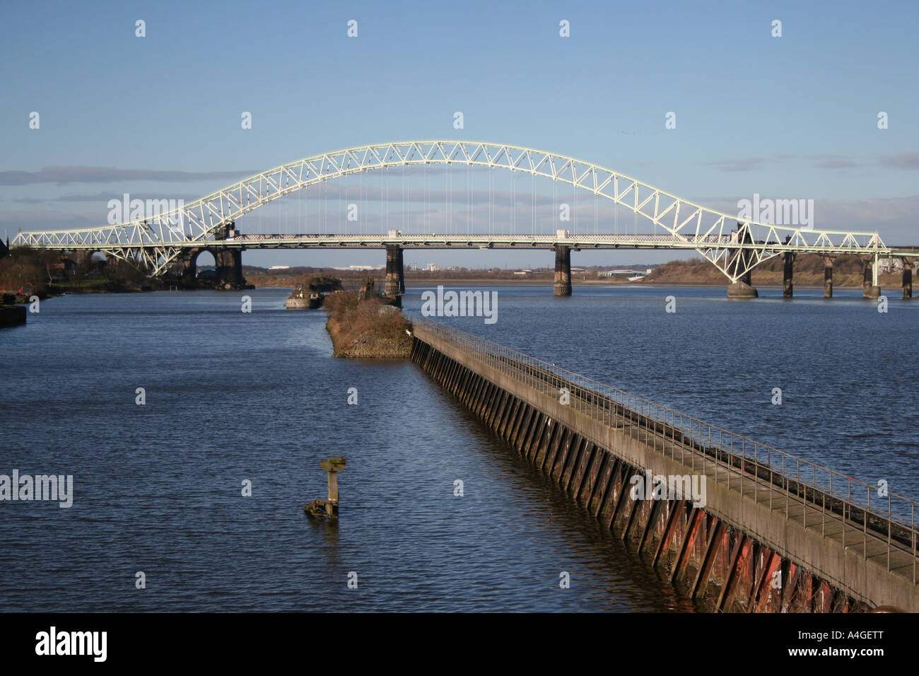 Il vecchio Silver Jubilee ponte sopra il fiume Mersey e Manchester Ship Canal tra Runcorn & Widnes, Cheshire, prima di importanti lavori di rinnovo Foto Stock