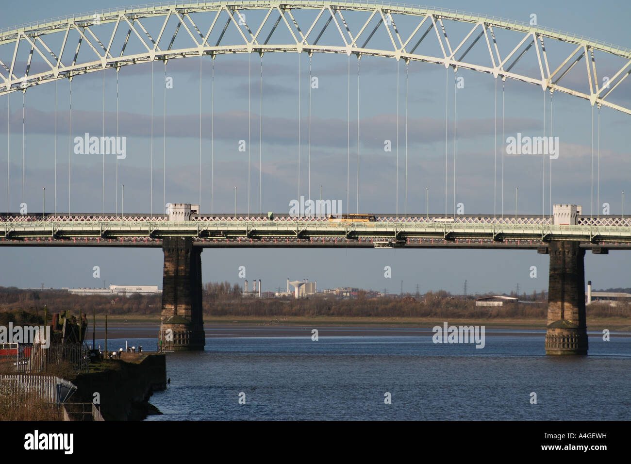 Il vecchio Silver Jubilee ponte sopra il fiume Mersey e Manchester Ship Canal tra Runcorn & Widnes, Cheshire, prima di importanti lavori di rinnovo Foto Stock