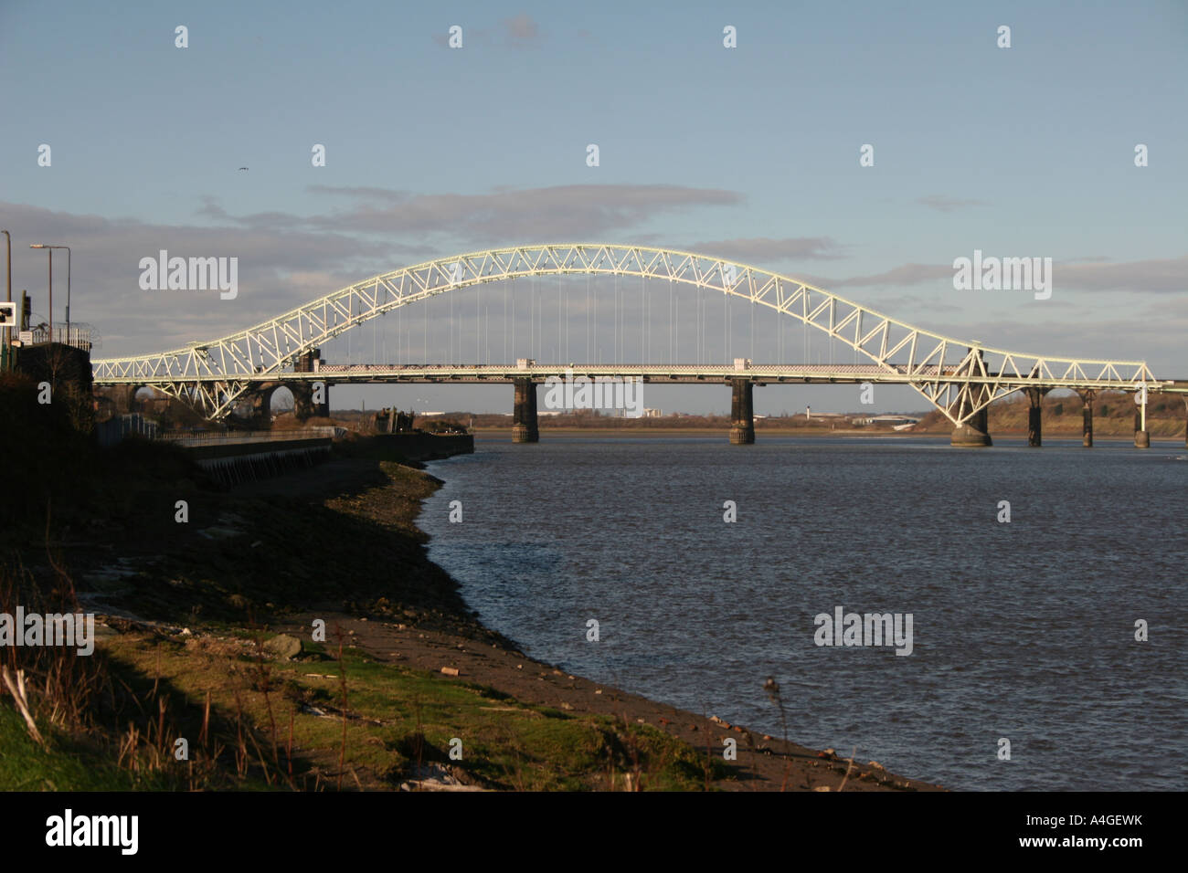 Il vecchio Silver Jubilee ponte sopra il fiume Mersey e Manchester Ship Canal tra Runcorn & Widnes, Cheshire, prima di importanti lavori di rinnovo Foto Stock