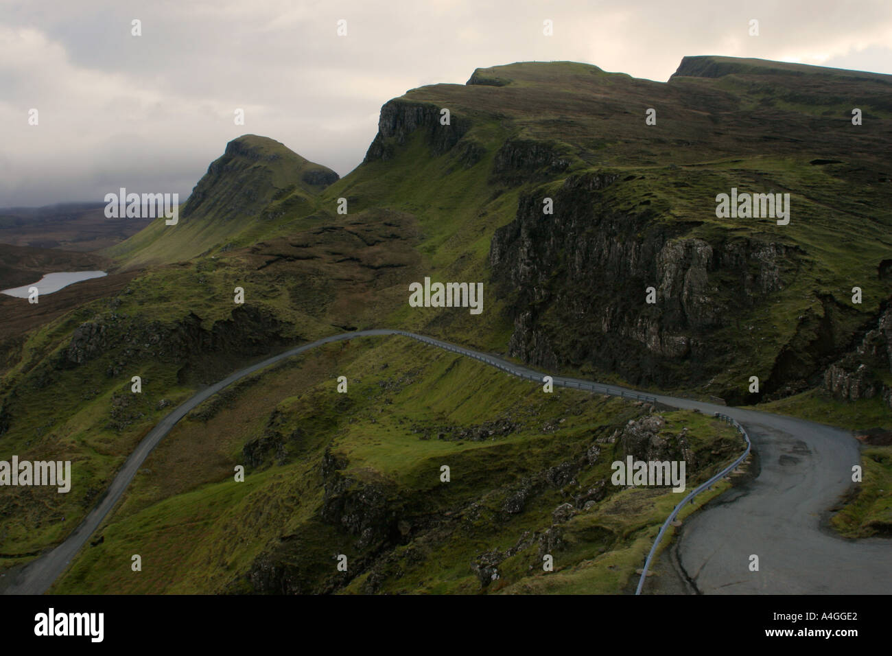 Scozia Isola di Skye Trotternish Ridge Road in esecuzione al di sotto delle caratteristiche impressionanti del Quiraing e funzioni circostante Foto Stock