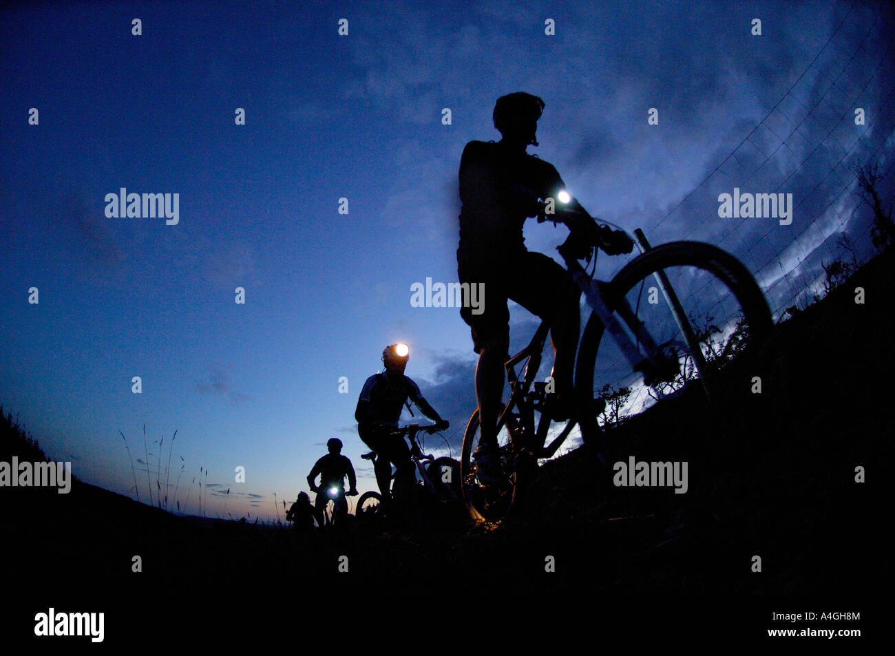 In bicicletta di notte immagini e fotografie stock ad alta risoluzione -  Alamy