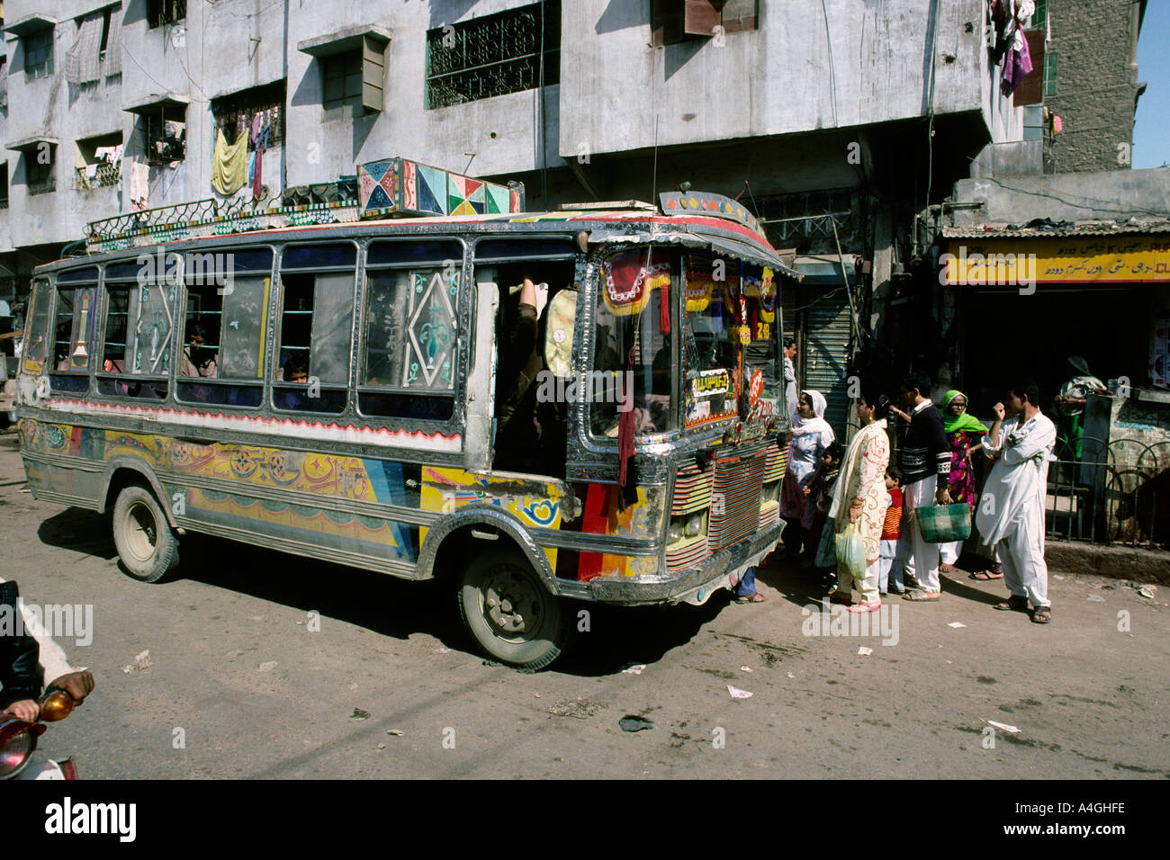 Il Pakistan Sind Karachi trasporto persone autobus nella città vecchia Foto Stock