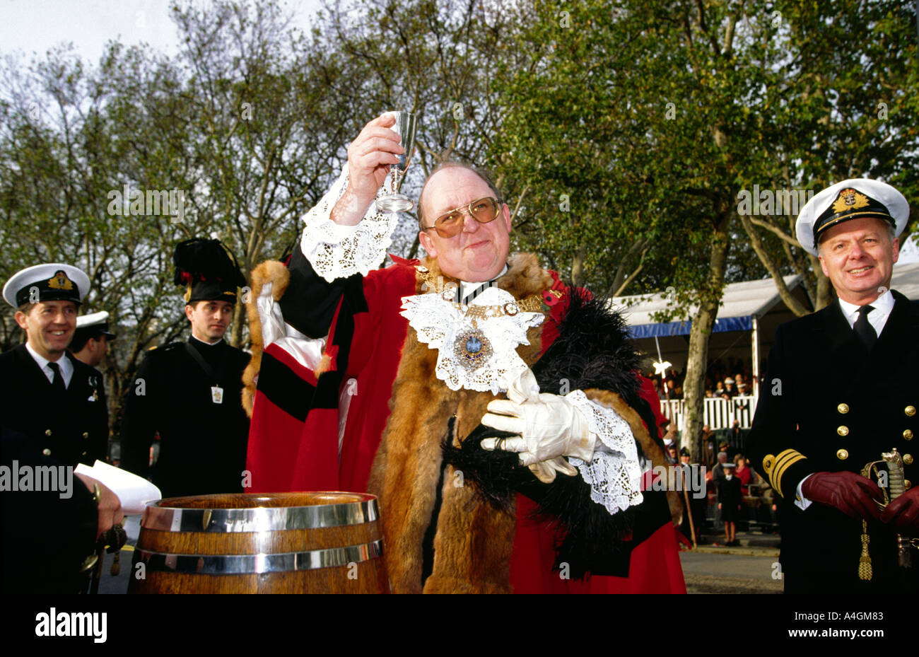 Regno Unito Inghilterra Londra Signore Sindaci Visualizza Lord Mayor tenendo tot di rum al Presidente HMS Foto Stock