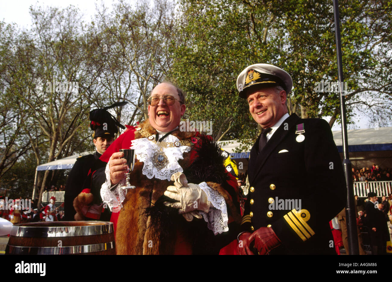 Londra Signore Sindaci Visualizza Lord Mayor tenendo il cerimoniale tot di rum al Presidente HMS Foto Stock
