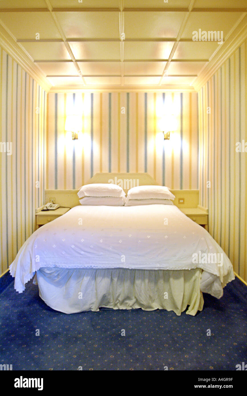 Un letto doppio nella Bredbury Hotel vicino a Manchester in Inghilterra. Foto Stock