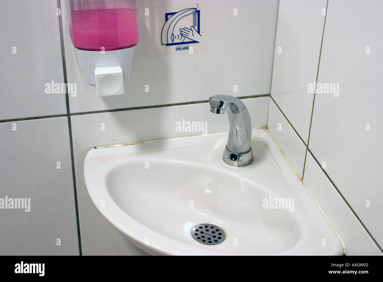 Pulire lavandino con rosa dispenser di sapone Foto Stock