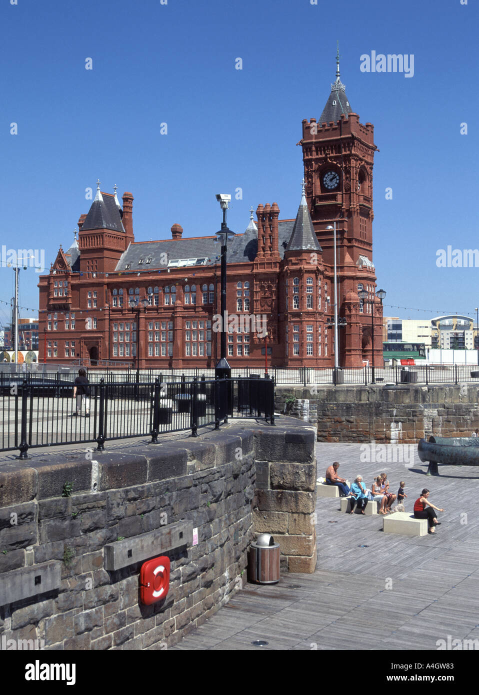 La Baia di Cardiff restaurato dockside mattone edificio che ora il gruppo al Pierhead Visitor Center di waterside area di riqualificazione Foto Stock