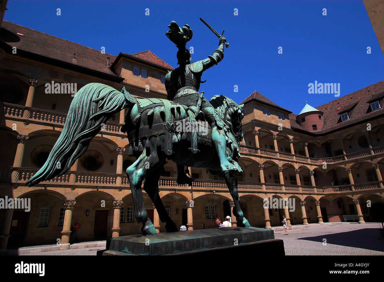 Cortile del Museo di Stato vecchio castello con la scultura in bronzo di un cavalier, Stoccarda, Baden-Wuerttemberg, Germania Foto Stock