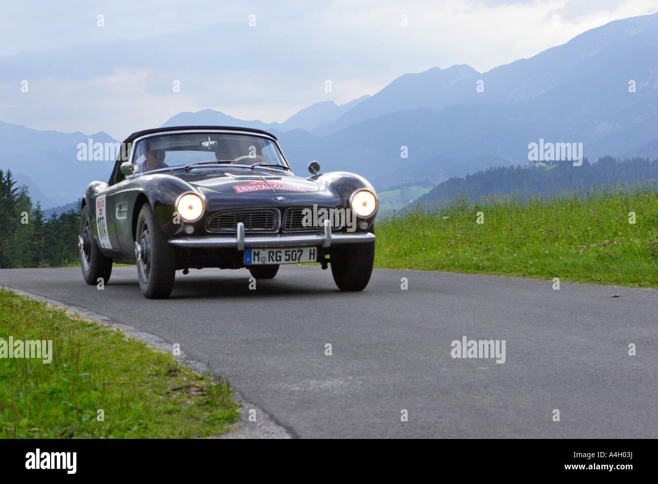 Racing legend dieter quester alla guida di una bmw 507 dal 1958, oldtimer gara ennstal classic 2005, Stiria, Austria Foto Stock