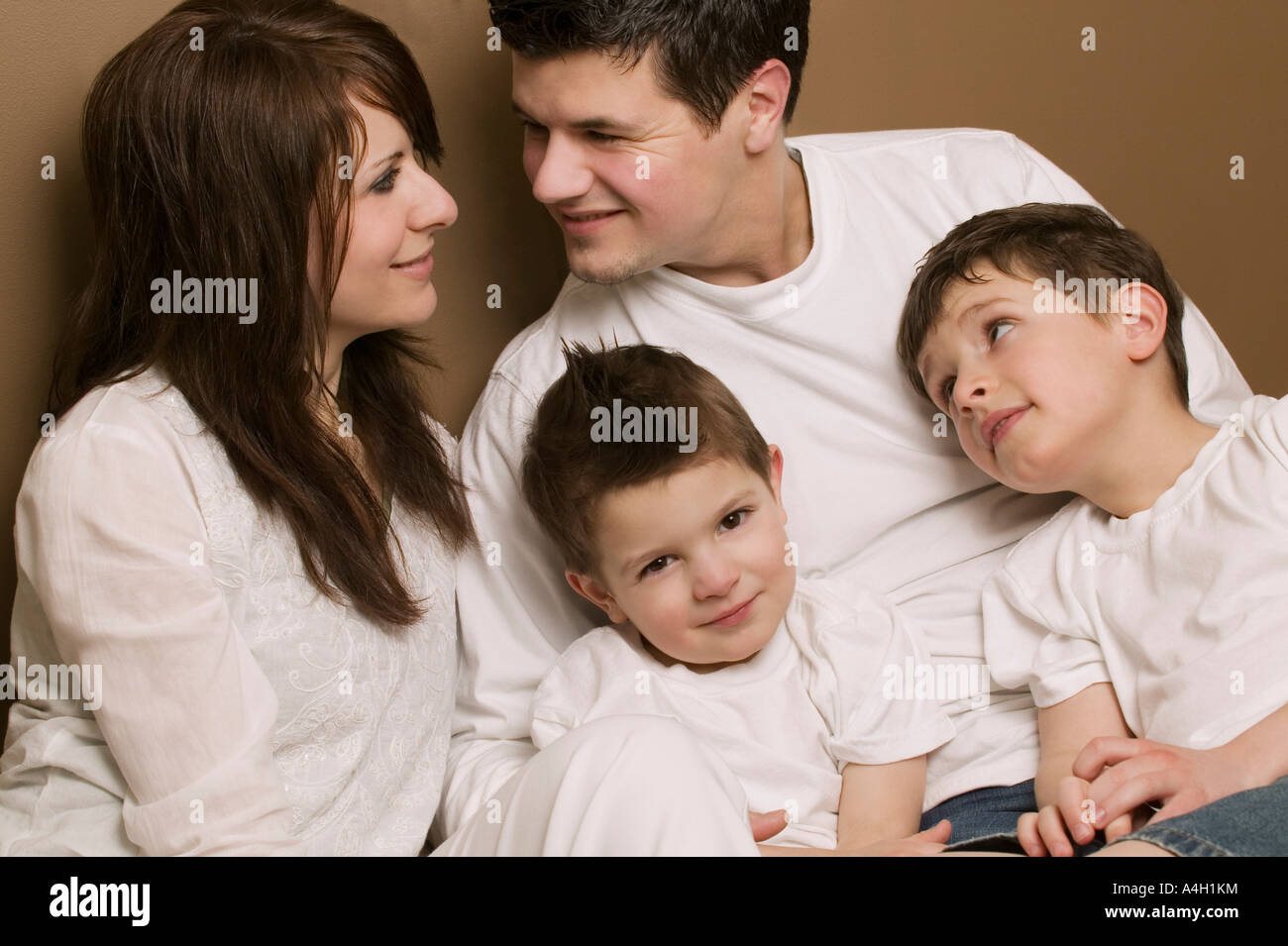 Ritratto di una giovane famiglia Foto Stock