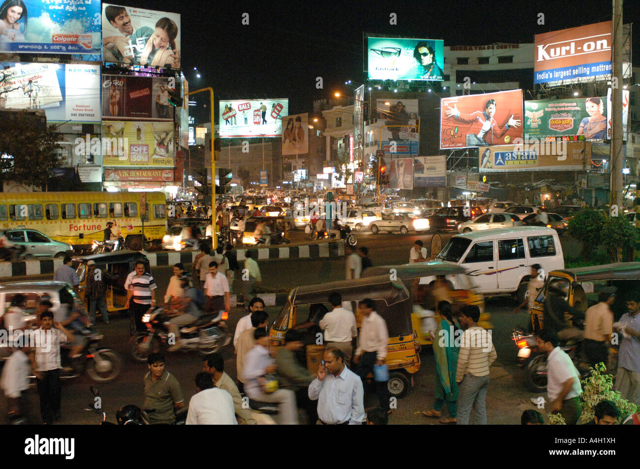 Dal centro città di notte, Hyderabad, India Foto Stock