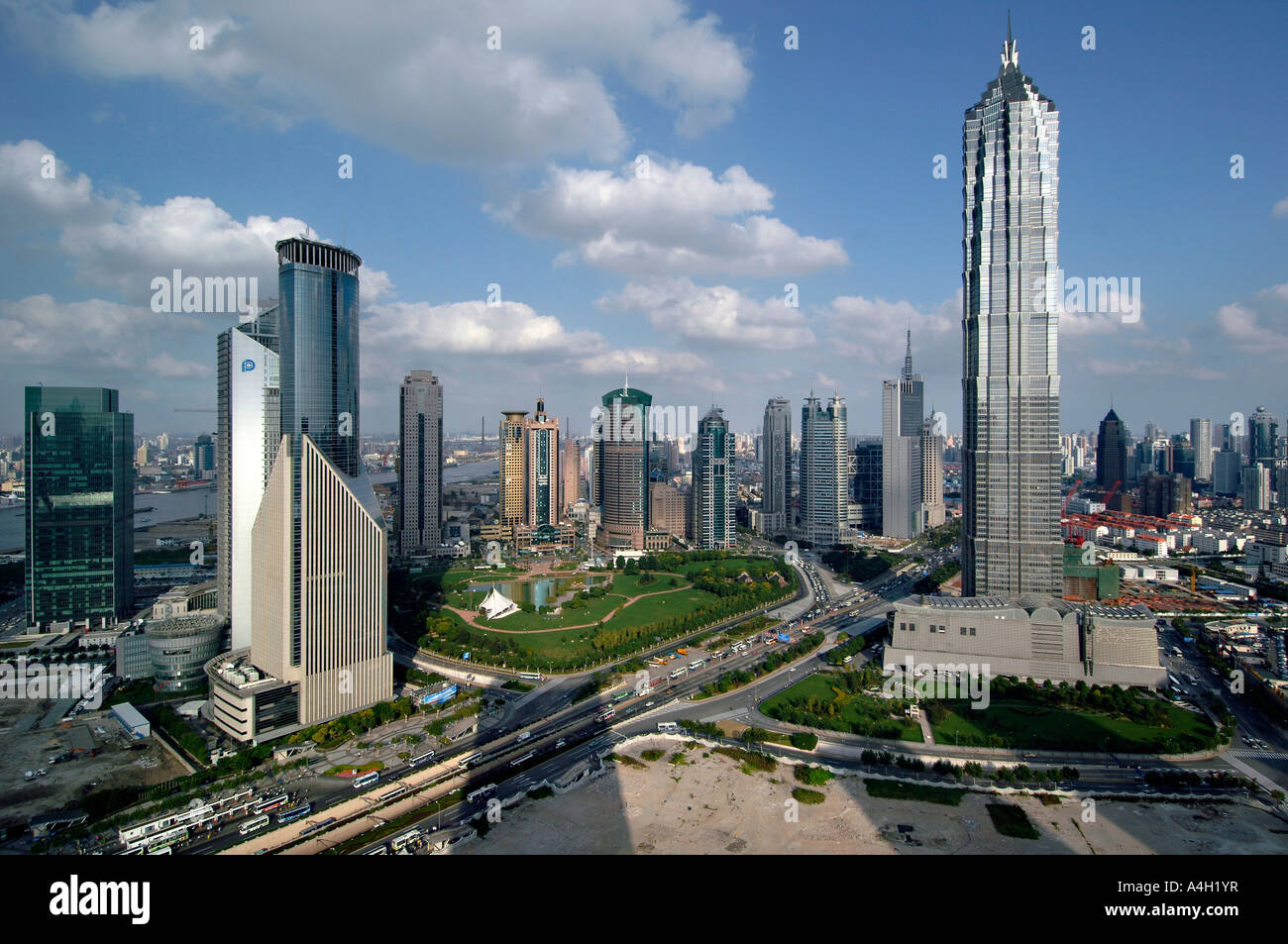Vista di Pudong e la Torre Jinmao, Shanghai, Cina Foto Stock
