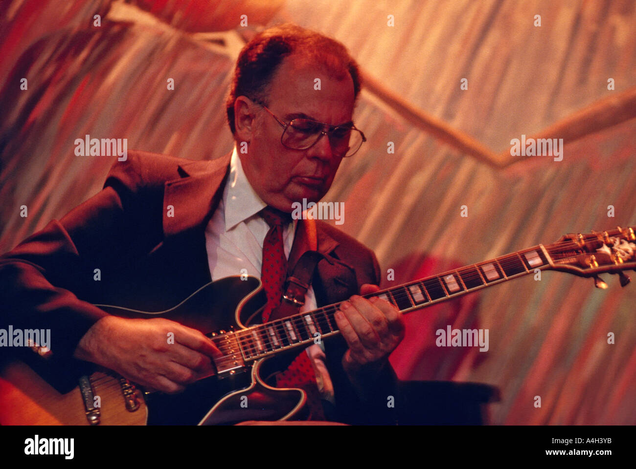 Il chitarrista jazz Jack Peterson esecuzione in un club in Florida USA Foto Stock