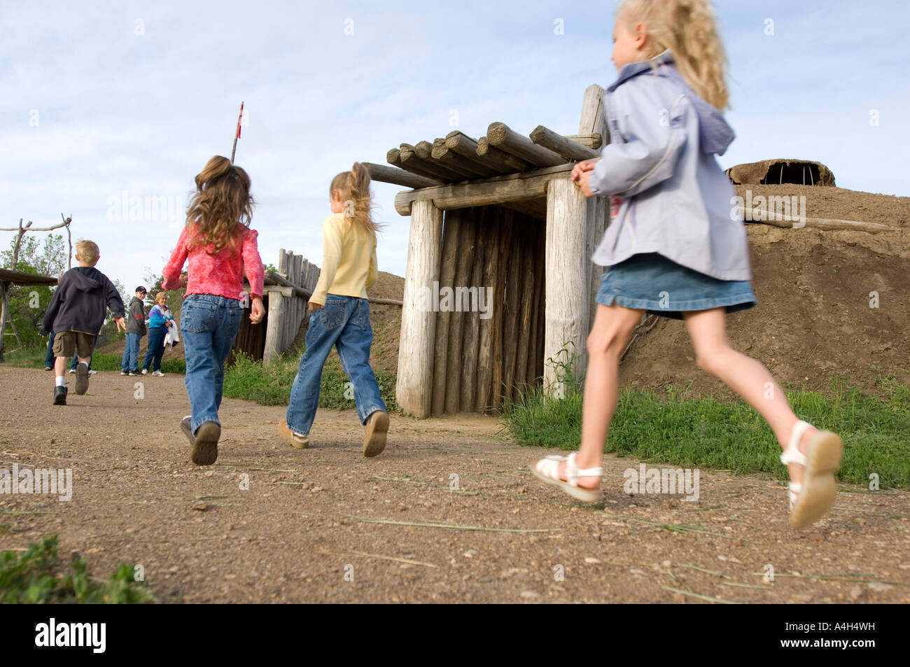 Bambini che giocano su una inclinazione villaggio Mandan in Fort Abraham Lincoln parco dello Stato del North Dakota Foto Stock